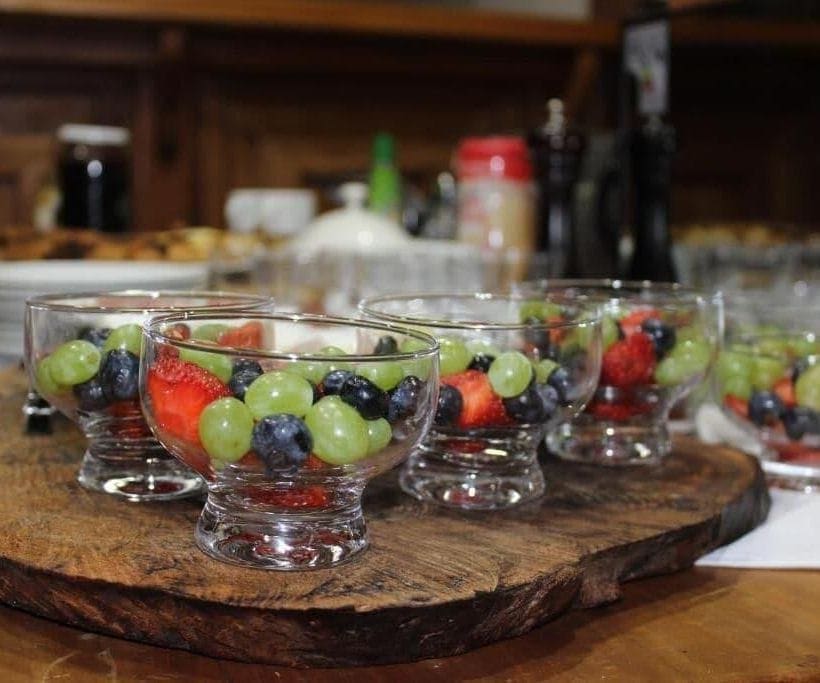 Desayuno con fruta fresca servida en la casa